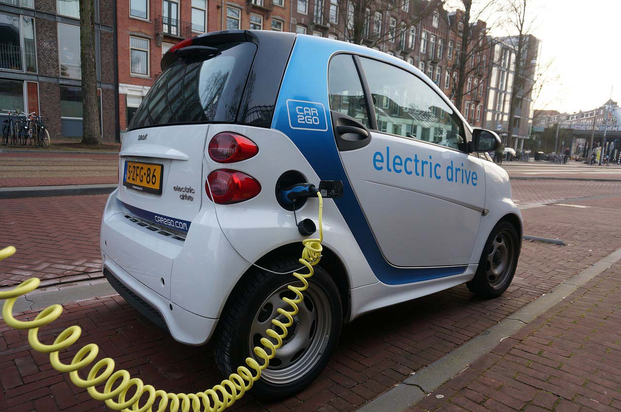 ¿Que pasaría si caes al agua con un auto electrico?
